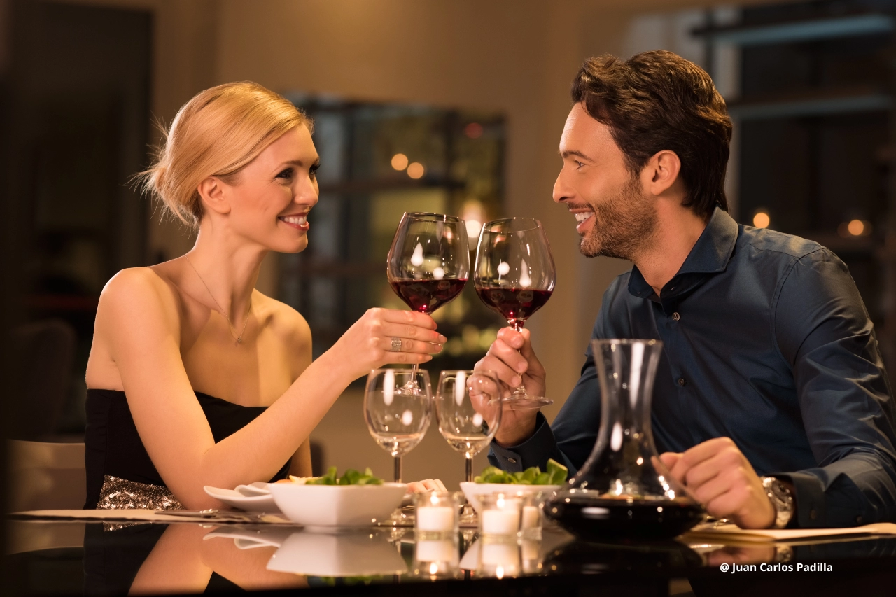 Un bonito enfado (1) Un bonito enfado mujer y hombre chocando copas de vino